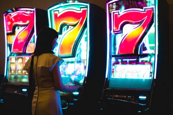 LINEBED গেমস — আবিষ্কার করুন আমাদের সমৃদ্ধ ক্যাসিনো সংগ্রহ একজন নারী তার ল্যাপটপে অনলাইন গেম খেলছেন, চারপাশে নীলন আলোয় ক্যাসিনো উপাদান — যা LINEBED–এর বৈচিত্র্যময় গেম সংগ্রহকে প্রদর্শন করে।